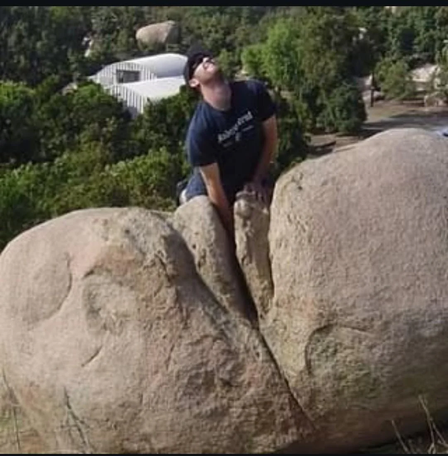 돌 사이에 손을 넣는 건전한 짤_1.webp