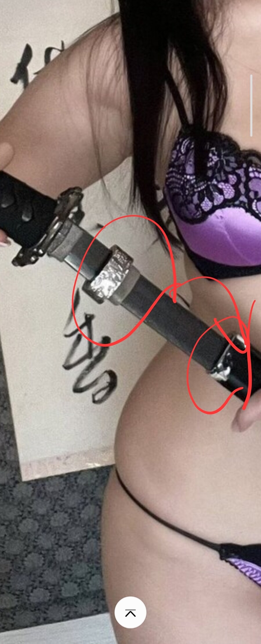 여기 보라색 속옷만 입고 카타나를 뽑아내는 여자있음_2.jpg