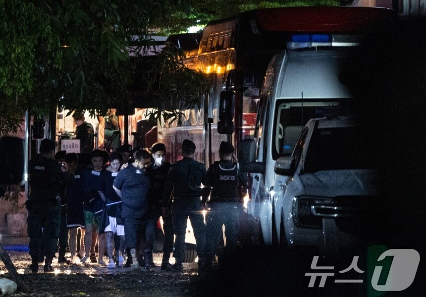 캄보디아에서 구금된 범죄자들 공항이동중_1.jpg