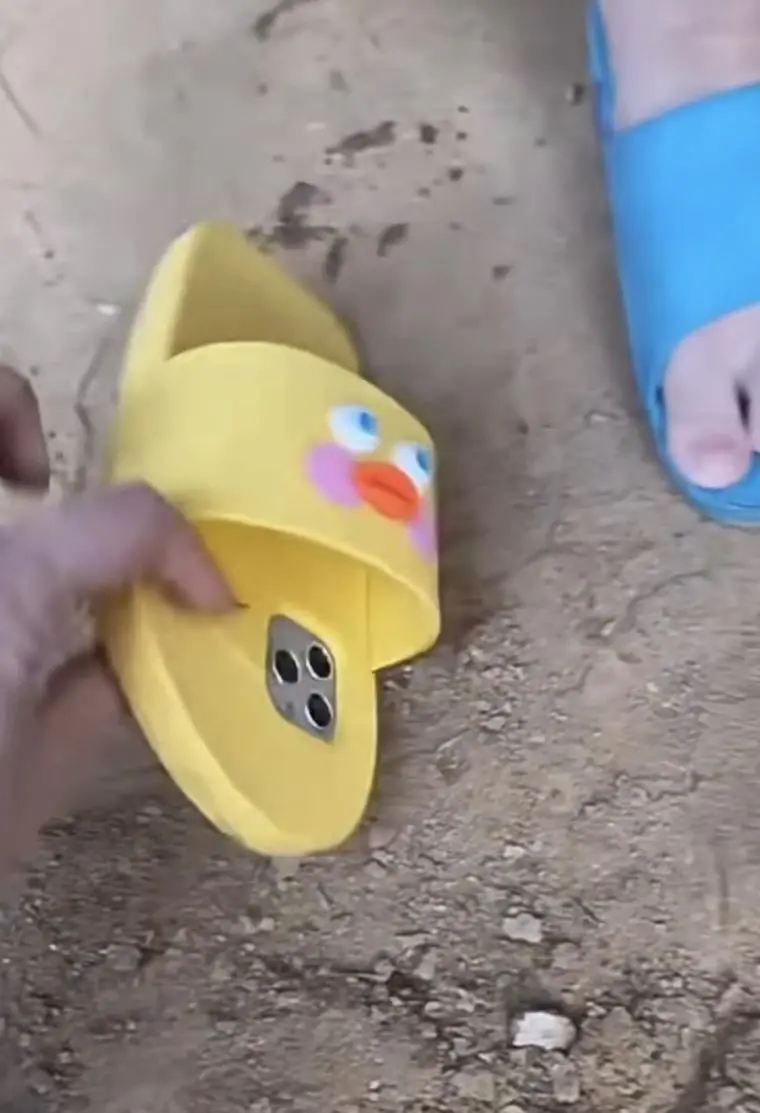 아들, 왜 슬리퍼가 짝짝이야?_3.webp