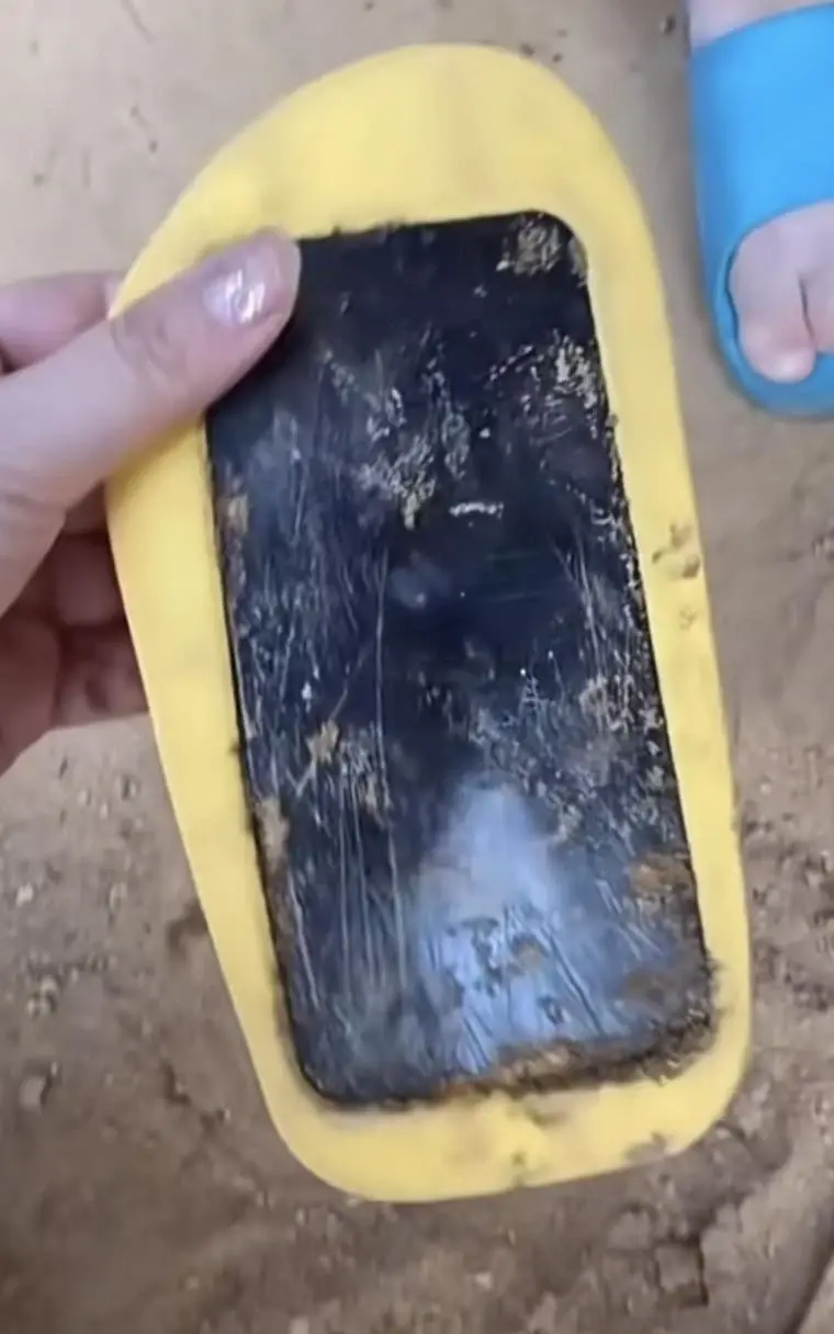 아들, 왜 슬리퍼가 짝짝이야?_4.webp