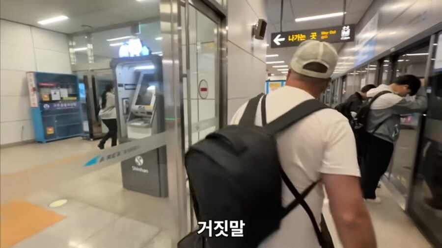 한국 처음 온 이탈리아 아재가 지하철에서 보고 놀란 것_4.jpg