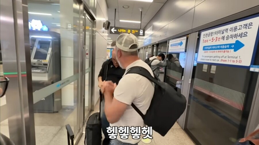 한국 처음 온 이탈리아 아재가 지하철에서 보고 놀란 것_6.jpg