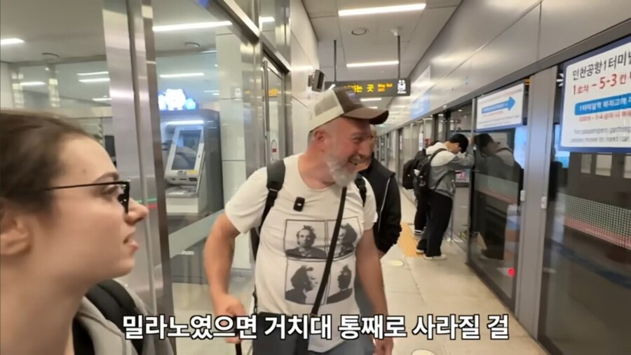 한국 처음 온 이탈리아 아재가 지하철에서 보고 놀란 것_7.jpg