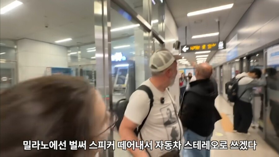 한국 처음 온 이탈리아 아재가 지하철에서 보고 놀란 것_9.jpg