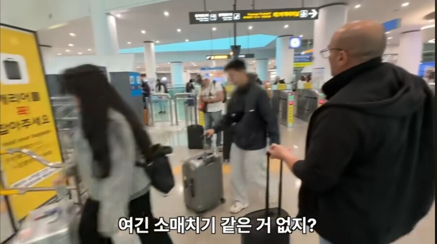 한국 처음 온 이탈리아 아재가 지하철에서 보고 놀란 것_10.jpg