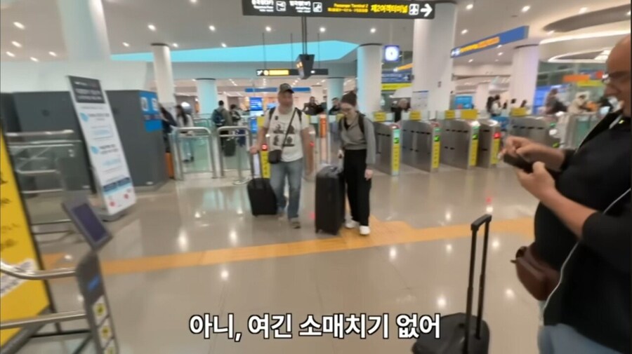 한국 처음 온 이탈리아 아재가 지하철에서 보고 놀란 것_11.jpg