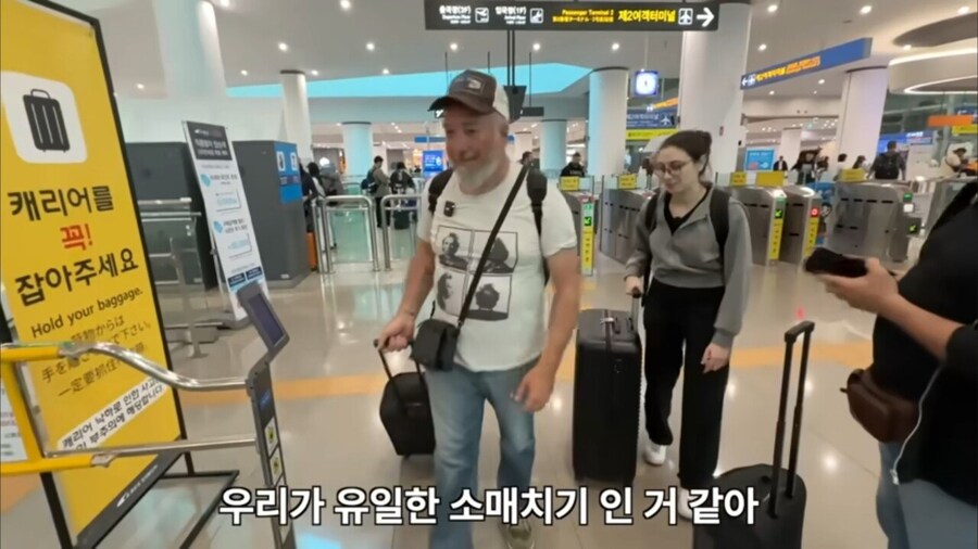 한국 처음 온 이탈리아 아재가 지하철에서 보고 놀란 것_13.jpg