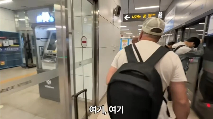 한국 처음 온 이탈리아 아재가 지하철에서 보고 놀란것_2.webp