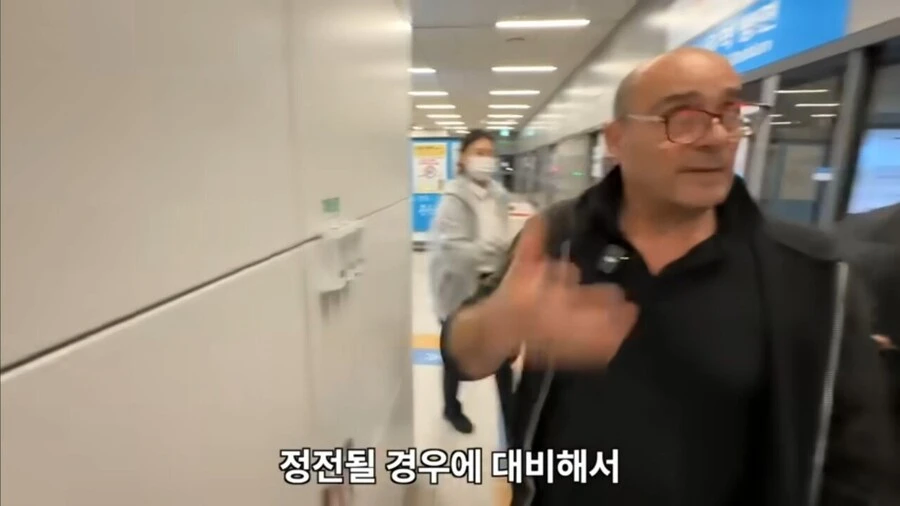 한국 처음 온 이탈리아 아재가 지하철에서 보고 놀란것_3.webp