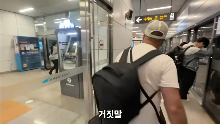 한국 처음 온 이탈리아 아재가 지하철에서 보고 놀란것_4.webp