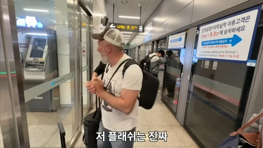 한국 처음 온 이탈리아 아재가 지하철에서 보고 놀란것_5.webp
