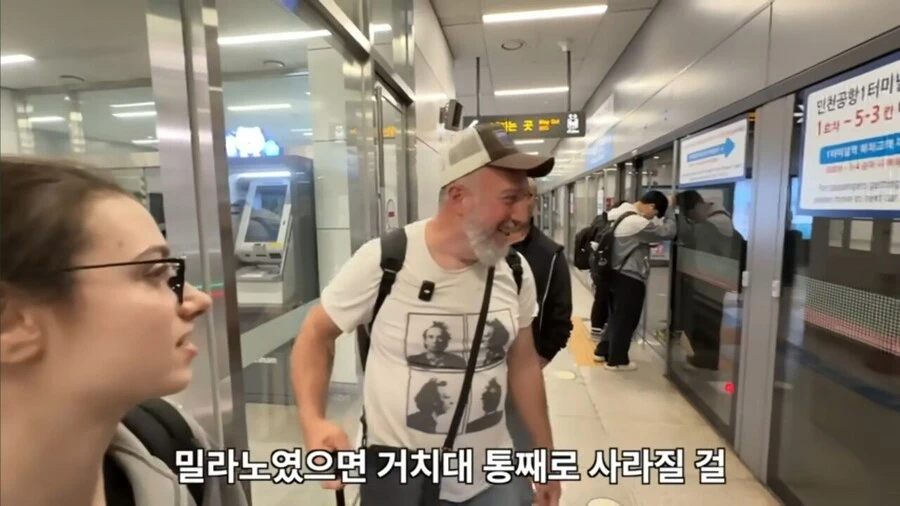 한국 처음 온 이탈리아 아재가 지하철에서 보고 놀란것_7.webp