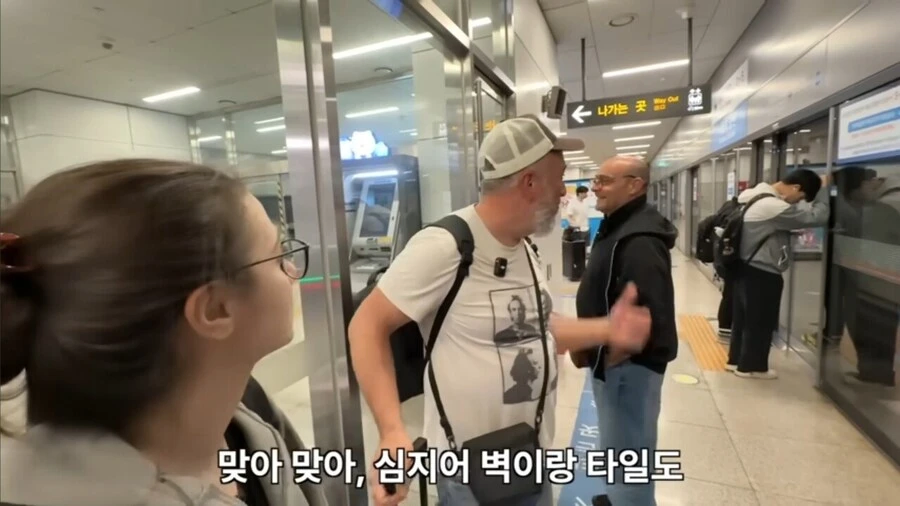 한국 처음 온 이탈리아 아재가 지하철에서 보고 놀란것_8.webp