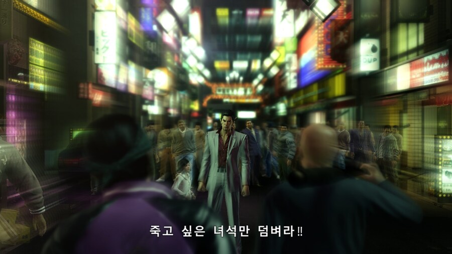 방금 일본 신주쿠 길목에서 왠 미친 아재가 애 데리고 다니면서 소리지른다 ㅋㅋ_2.jpg