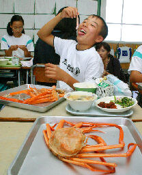 일본 지방 초등학교에서 매년 이맘때 나오는 특별급식_6.jpg