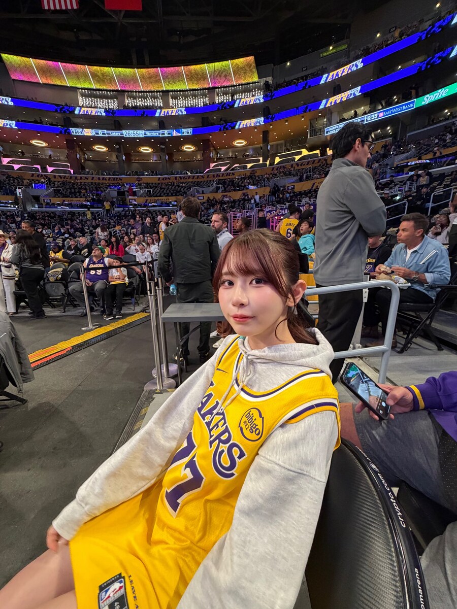 NBA 중계에 잡힌 AV 여배우.jpg_2.jpg
