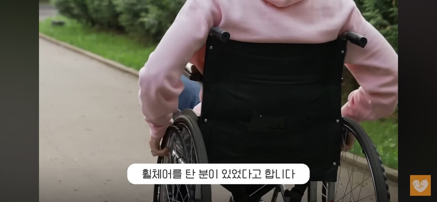 휠체어 탄 관람객 앞으로 간 루이바오_1.png