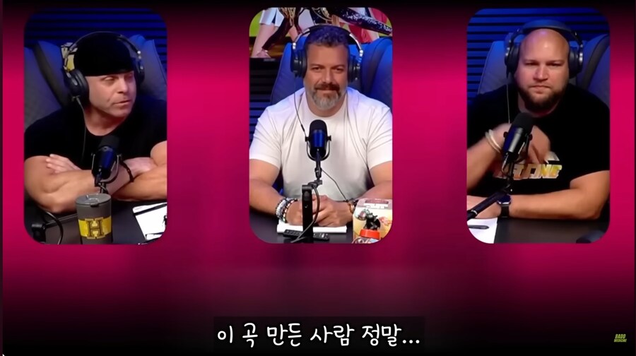 케데헌 유어 아이돌 리액션 하는 근육 마초 아재들 짤_2.jpg