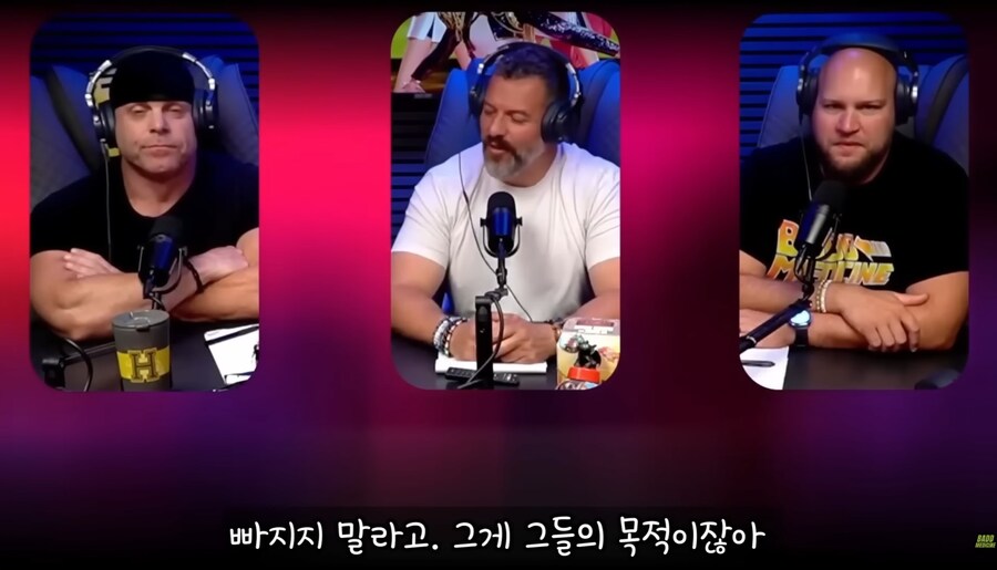 케데헌 유어 아이돌 리액션 하는 근육 마초 아재들 짤_7.jpg