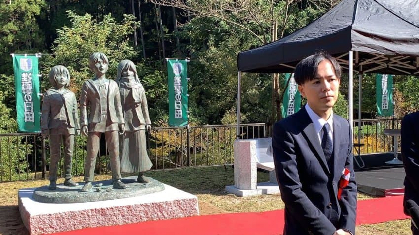 진격의 거인 작가 고향에 세워져있는 동상.JPG_1.webp