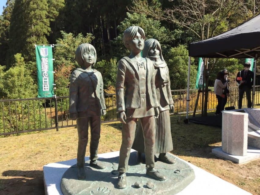 진격의 거인 작가 고향에 세워져있는 동상.JPG_2.webp
