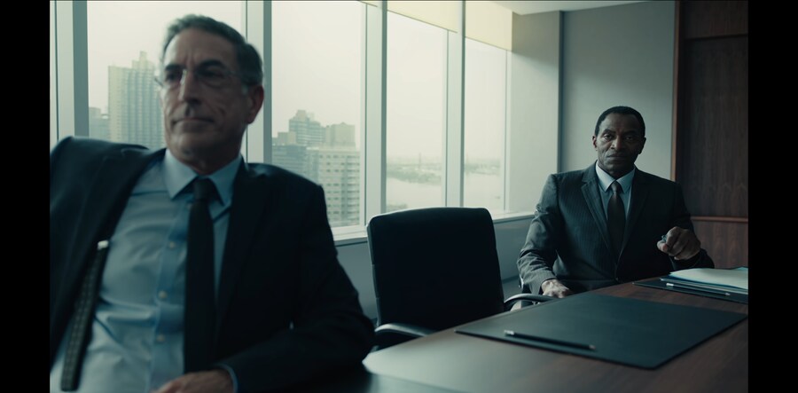 흔한 공포영화의 긴장감 넘치는 상황_5.png