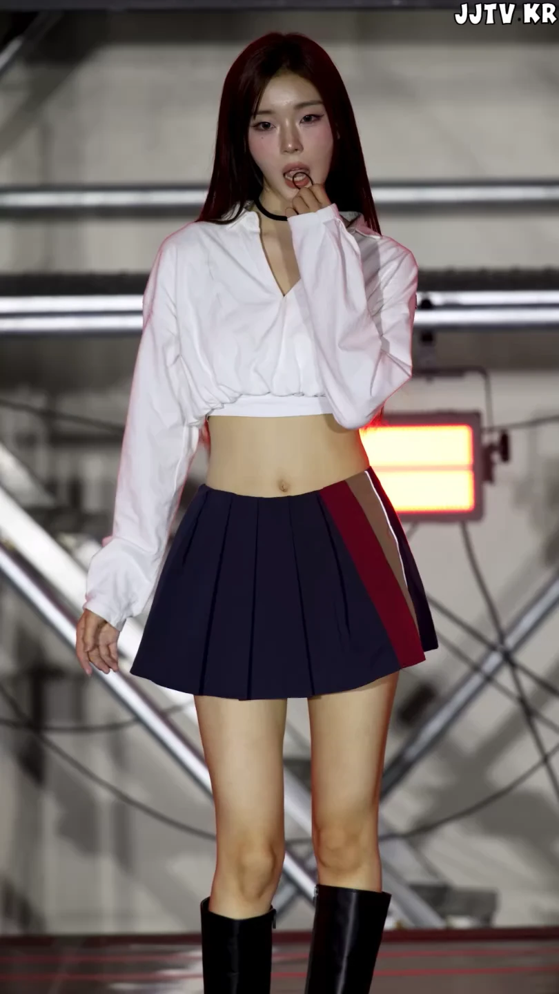 머리 묶는 슬렌더 아이돌 gif_1.webp