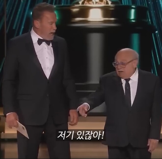 배트맨에게 분노한 두 빌런_10.jpg