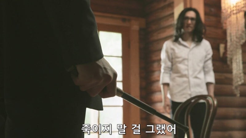 자기 딸과 아내를 죽인 살인마와 마주한 주인공_23.jpg