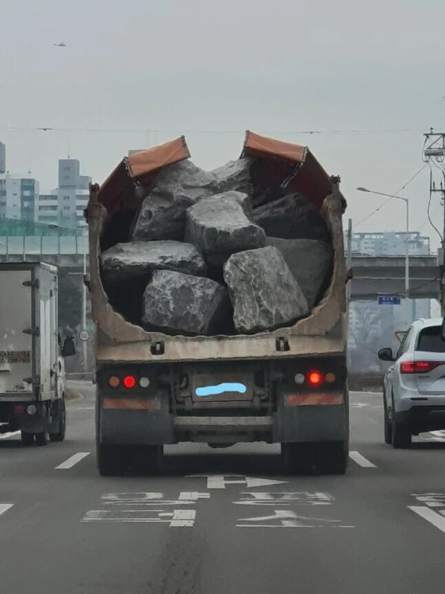 운전대 잡고 정면 볼때 보기 싫은거_1.jpg