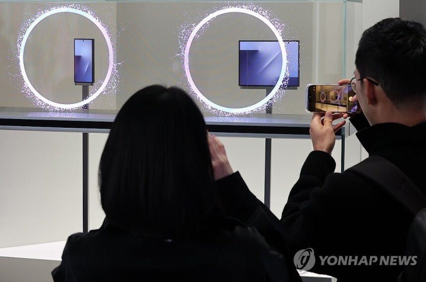 삼성전자, 두 번 접는