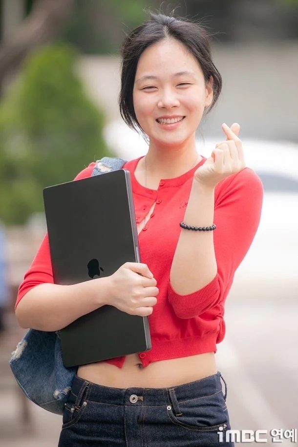 진짜 화장 거의 안하고 출근 중 사진찍는 가수 비비.jpg_1.webp