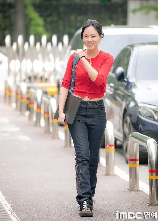 진짜 화장 거의 안하고 출근 중 사진찍는 가수 비비.jpg_2.webp