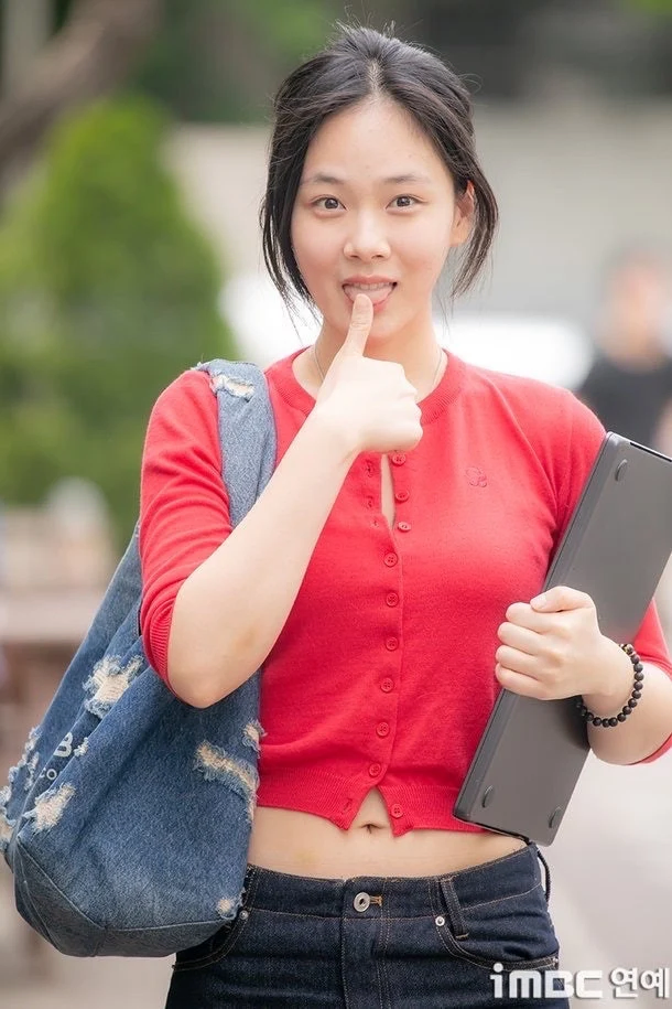 진짜 화장 거의 안하고 출근 중 사진찍는 가수 비비.jpg_3.webp