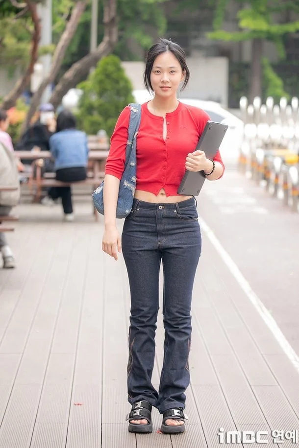 진짜 화장 거의 안하고 출근 중 사진찍는 가수 비비.jpg_4.webp