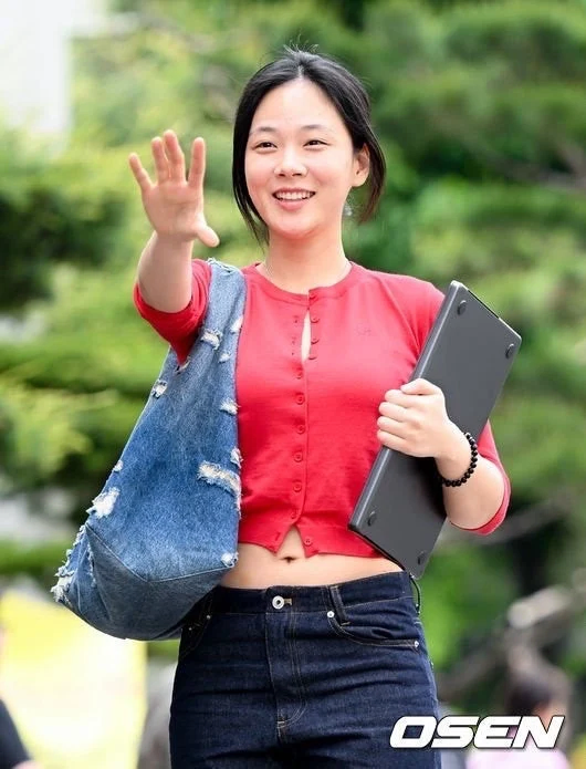 진짜 화장 거의 안하고 출근 중 사진찍는 가수 비비.jpg_5.webp