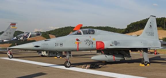 더이상 우리나라에서 못보는 전투기_2.jpg