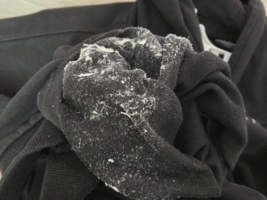 두꺼운 옷 꺼낼 시기가 왔을 때 조심해야 하는 것_1.jpg