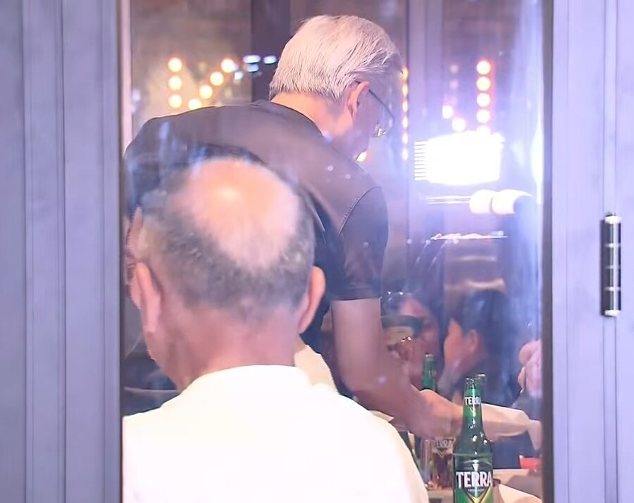 알바시작)깐부치킨 취직한 젠슨황_1.jpg