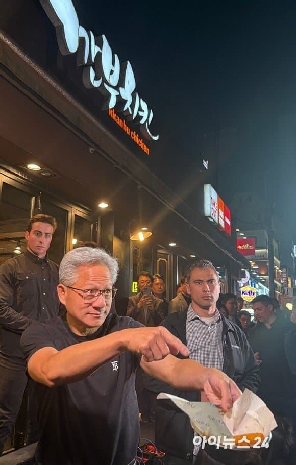 얼큰하게 취한 상태로 츄라이츄라이하는 젠슨황_1.jpg