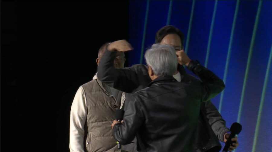 젠슨황 이자식 의형제들 끌고 행사장까지 옴 ㅋㅋㅋ_1.png