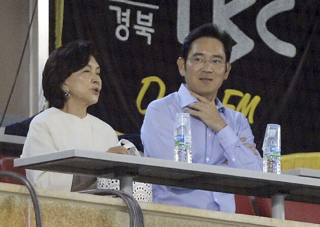 아들이 야구장에 데려왔는데 물만 사줬습니다.jpg_1.jpg