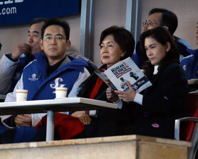 아들이 야구장에 데려왔는데 물만 사줬습니다.jpg_2.jpg