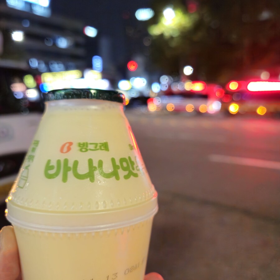 젠슨황에게 바나나우유 받는 1인칭 시점 AI짤_2.png