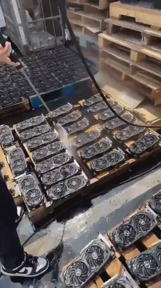 새 일거리 면접 보기전에 단체 샤워하는 광부들_1.webp