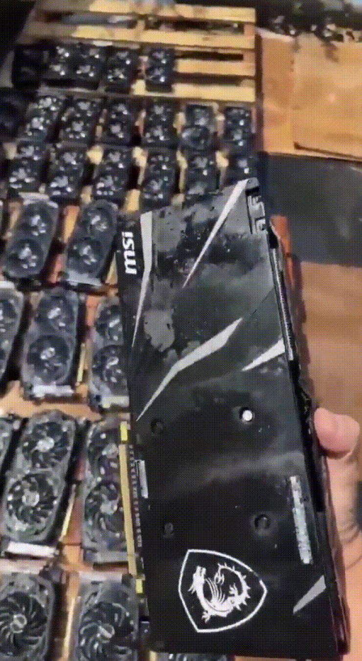 새 일거리 면접 보기전에 단체 샤워하는 광부들_2.webp