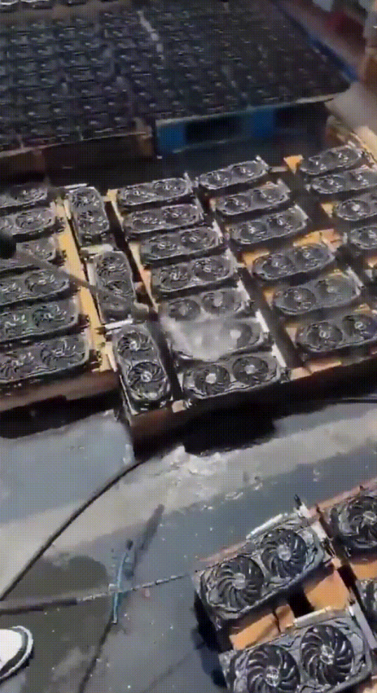 새 일거리 면접 보기전에 단체 샤워하는 광부들_3.webp