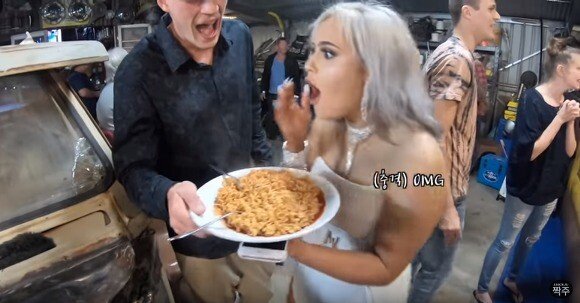 외국인들의 불닭볶음면 도전_4.jpg