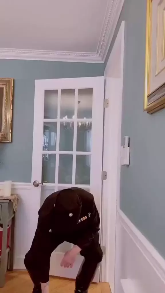 우주시대가 와도 사고칠 놈은 사고침_1.webp